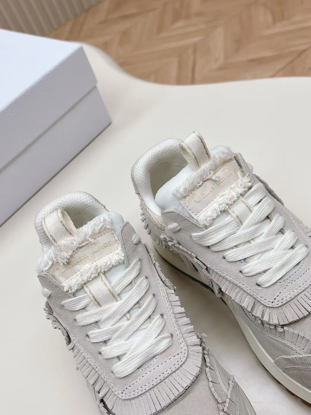 👟👟Ex-factory price 540👟👟 C’est Dior 24 spring and summer catwalk style new casual sports shoes purchased and developed by Taikoo Hui, perfect replica ‘Made of suede cow leather and mesh fabric, light and breathable. The CD letters on the side are very recognizable as Dior, and the sporty design combined with tassel details also adds a touch of elegance. The original high-mercerized fabric is intricately spliced. The original molded outsole. Complete packaging. Size: 35-40